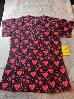 Revel Premium Stretch Women Shrub Top Small Heart Galore Black Pink V-neck NWT